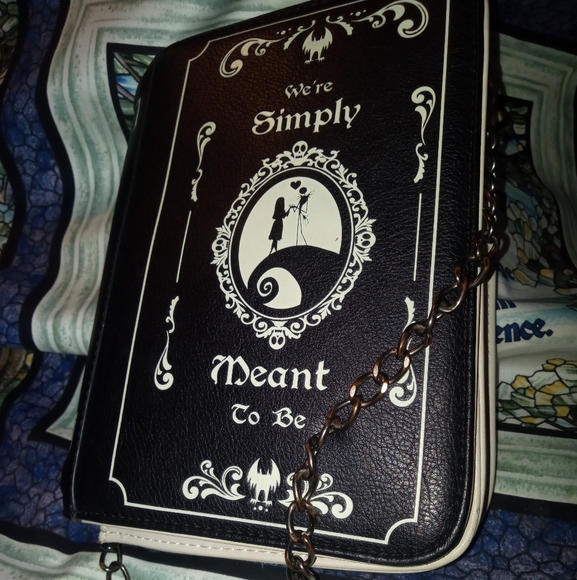 BEWITCHING AND CHARMING TIM BUTTONS NIGHTMARE BEFORE CHRISTMAS PURSE - Picture 1 of 11